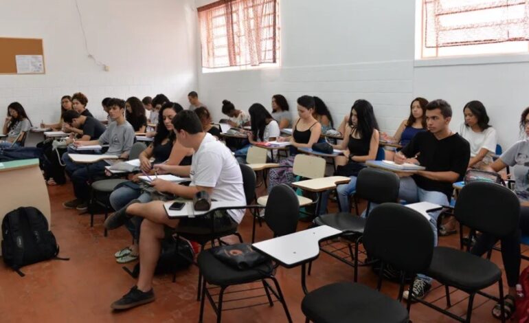 Inscrições para o cursinho pré-vestibular Colmeia começam na segunda (26)