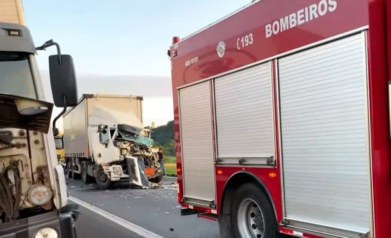 Acidente entre caminhões e utilitária interdita pista da Anhanguera em Limeira