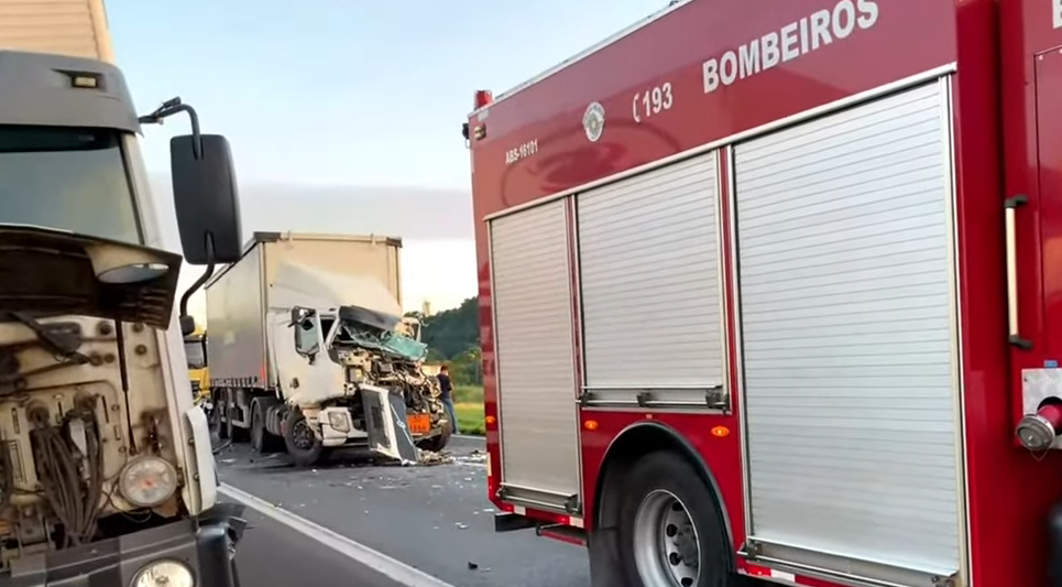 Acidente entre caminhões e utilitária interdita pista da Anhanguera em Limeira