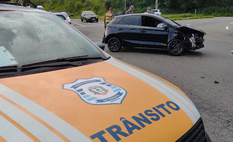 Motorista de caminhão foge após colisão em carro no anel viário de Limeira
