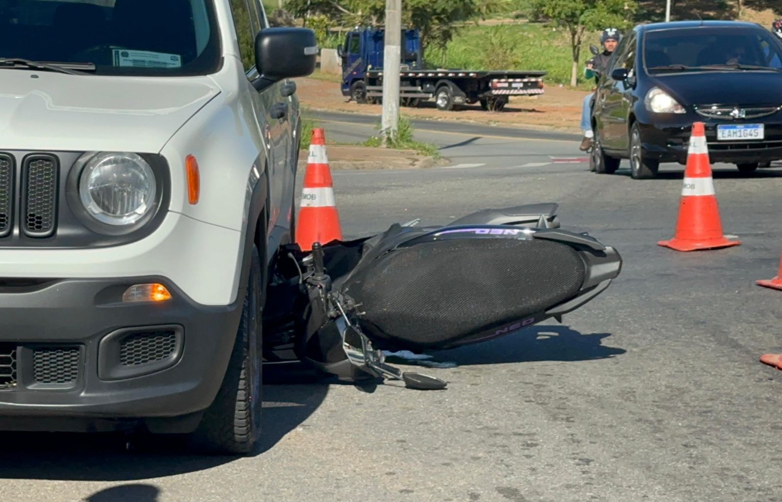 Motociclista fica ferido ao ter frente interceptada por carro na rotatória do Parque das Nações