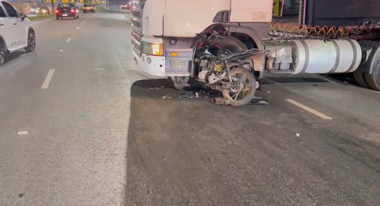 Moto fica presa em caminhão após colisão no anel viário em Limeira