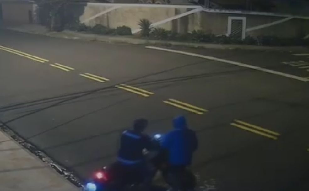 Câmera flagra dupla furtando motocicleta na Vila Castelar em Limeira