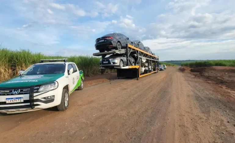 GCM de Limeira localiza carreta cegonha com oito veículos roubados