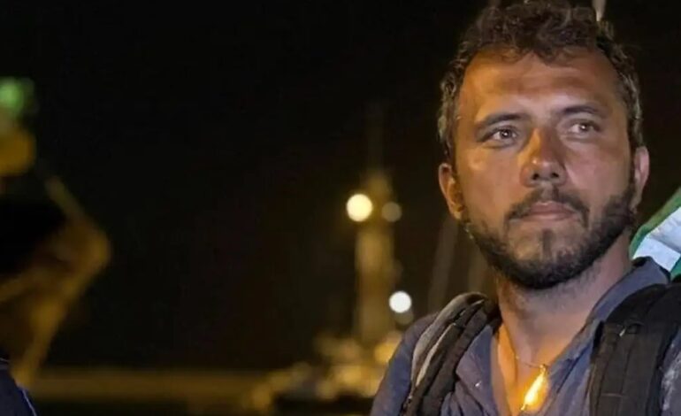 Ativista brasileiro preso por Israel desembarca no Brasil