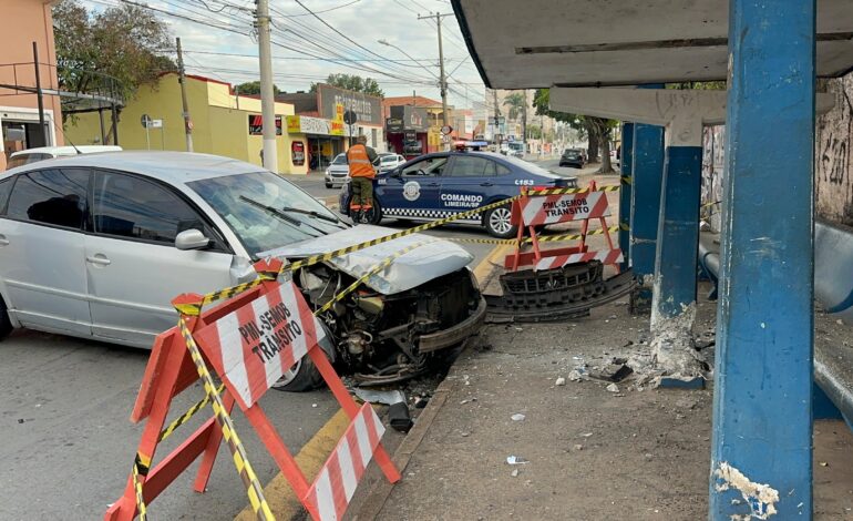 Motorista em aparente estado de embriaguez atinge ponto de ônibus na Avenida Campinas, em Limeira