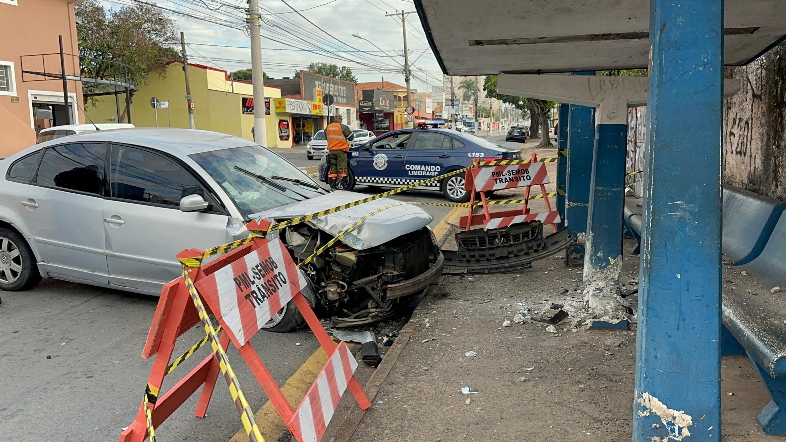 Motorista em aparente estado de embriaguez atinge ponto de ônibus na Avenida Campinas, em Limeira