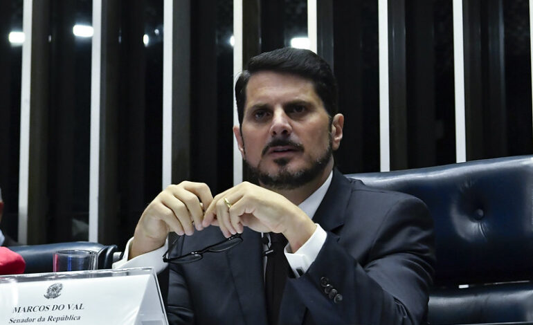 Senador Marcos do Val é levado para colocar tornozeleira eletrônica
