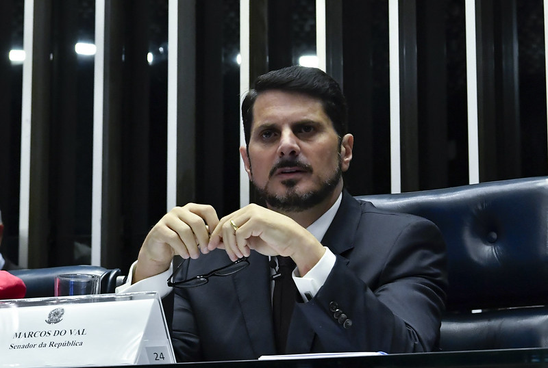 Senador Marcos do Val é levado para colocar tornozeleira eletrônica