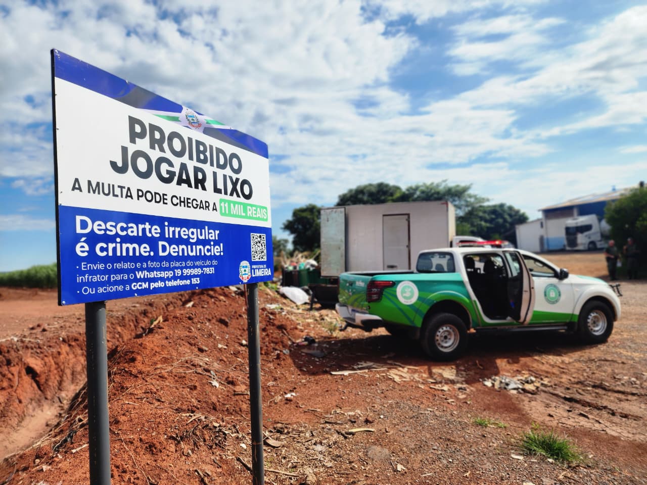 Pelotão Ambiental flagra descarte irregular e multa motorista em estrada rural de Limeira