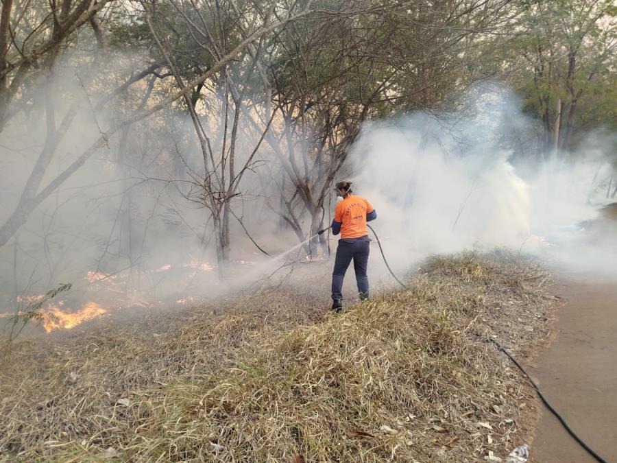 Defesa Civil orienta sobre perigos das queimadas com a chegada dos dias mais secos