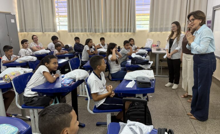 Crianças da rede municipal retornam às aulas e recebem novos uniformes