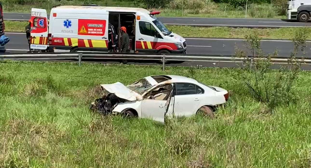 Motorista fica gravemente ferido após capotamento na Rodovia dos Bandeirantes, em Limeira