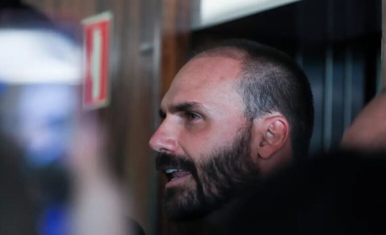Líderes do PT pedem prisão de Eduardo Bolsonaro ao STF
