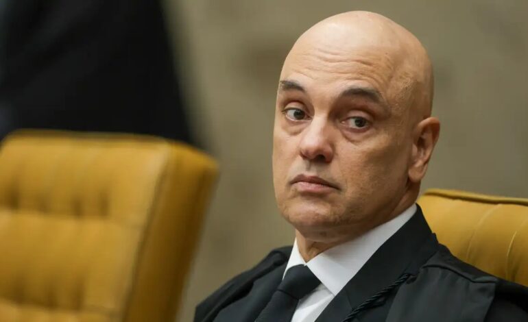 Moraes decreta prisão domiciliar de Bolsonaro