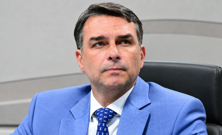 ESTADOS UNIDOS CONCEDERÃO VISTOS A FLÁVIO BOLSONARO E À FAMÍLIA