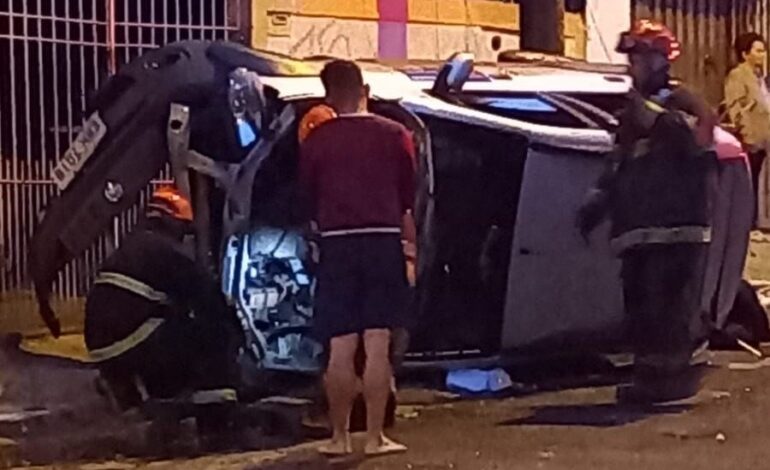 Motorista perde o controle e tomba carro na Vila Castelar
