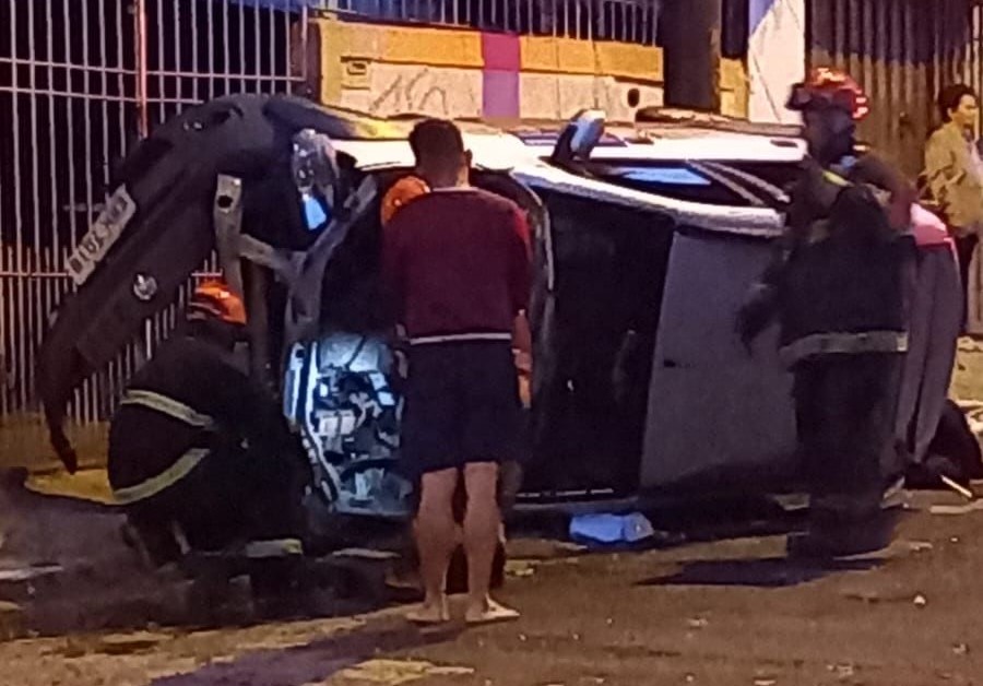 Motorista perde o controle e tomba carro na Vila Castelar