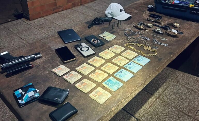 PM desmonta cativeiro e prende dois criminosos após libertar caminhoneiros mantidos reféns em Limeira; terceiro foi baleado