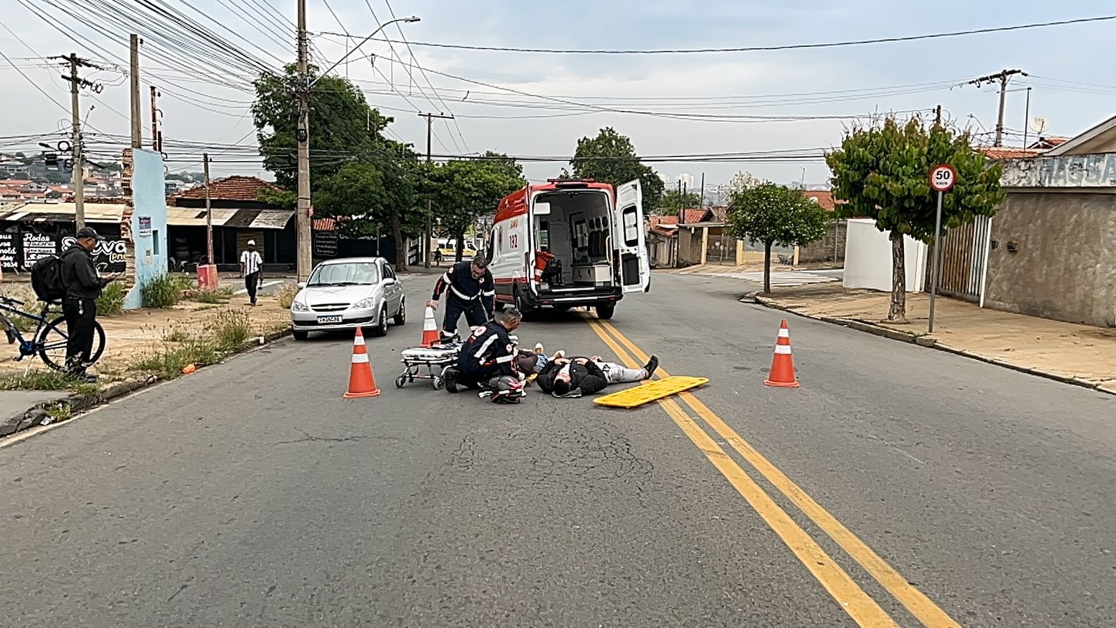 Casal de motociclistas fica ferido após ser atingido por caminhonete que fugiu do local em Limeira