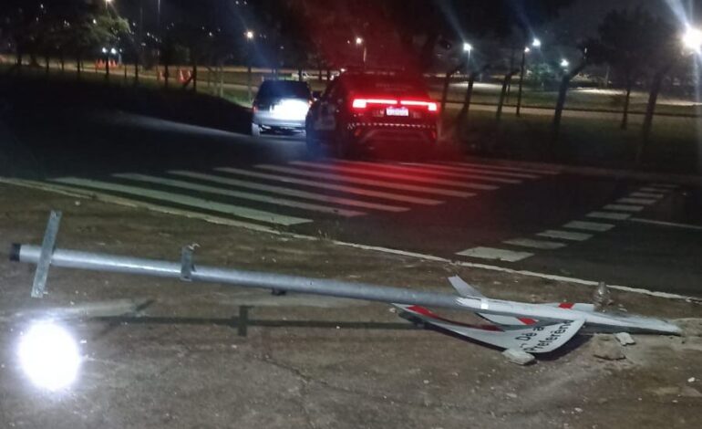 Veículo abandonado causa danos em placa de trânsito e é apreendido no Jardim Morro Azul