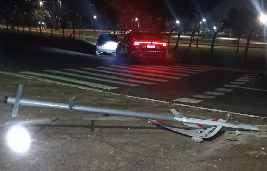 Veículo abandonado causa danos em placa de trânsito e é apreendido no Jardim Morro Azul