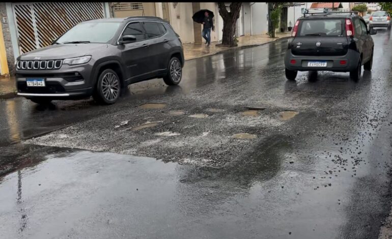 Buracos abertos após manutenção da BRK atrapalham o trânsito em Limeira