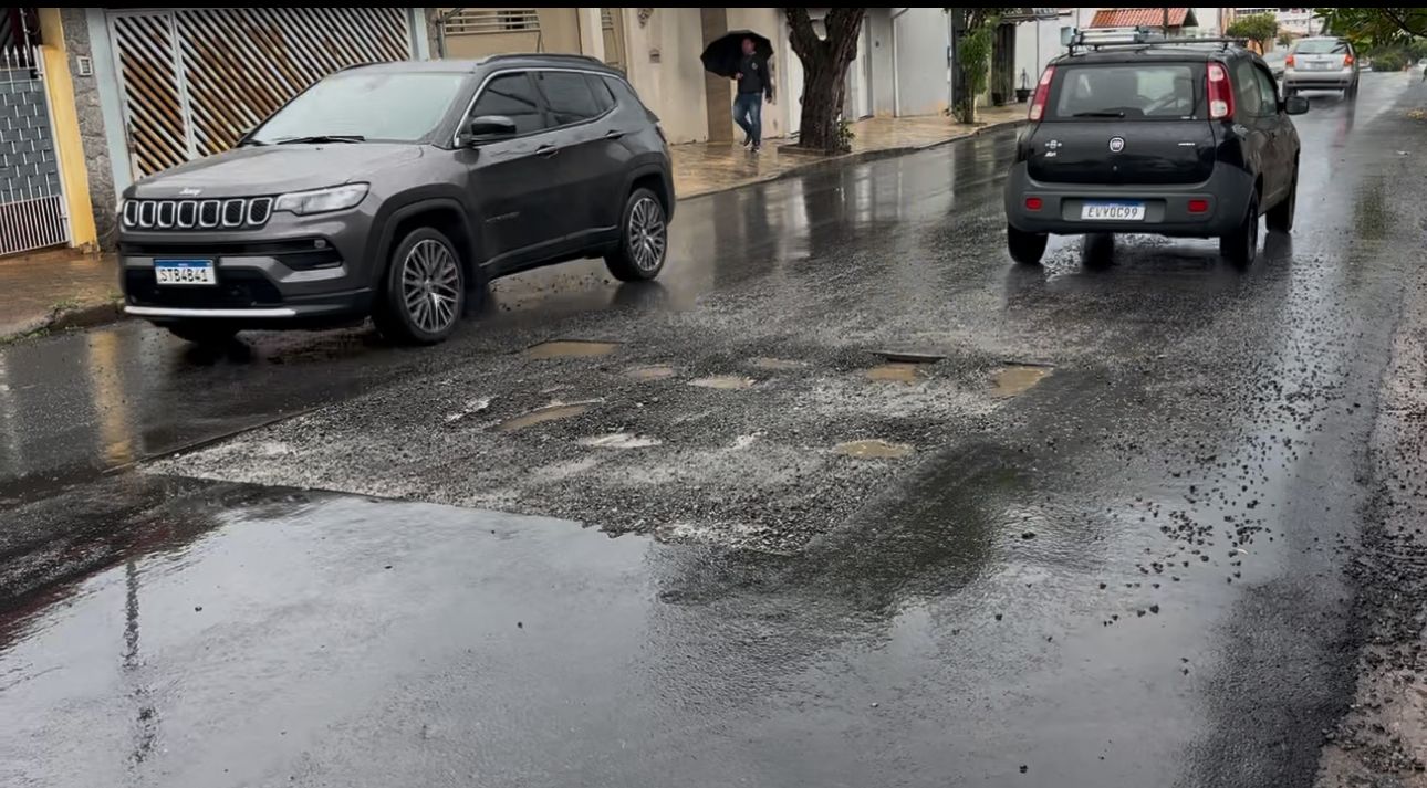 Buracos abertos após manutenção da BRK atrapalham o trânsito em Limeira