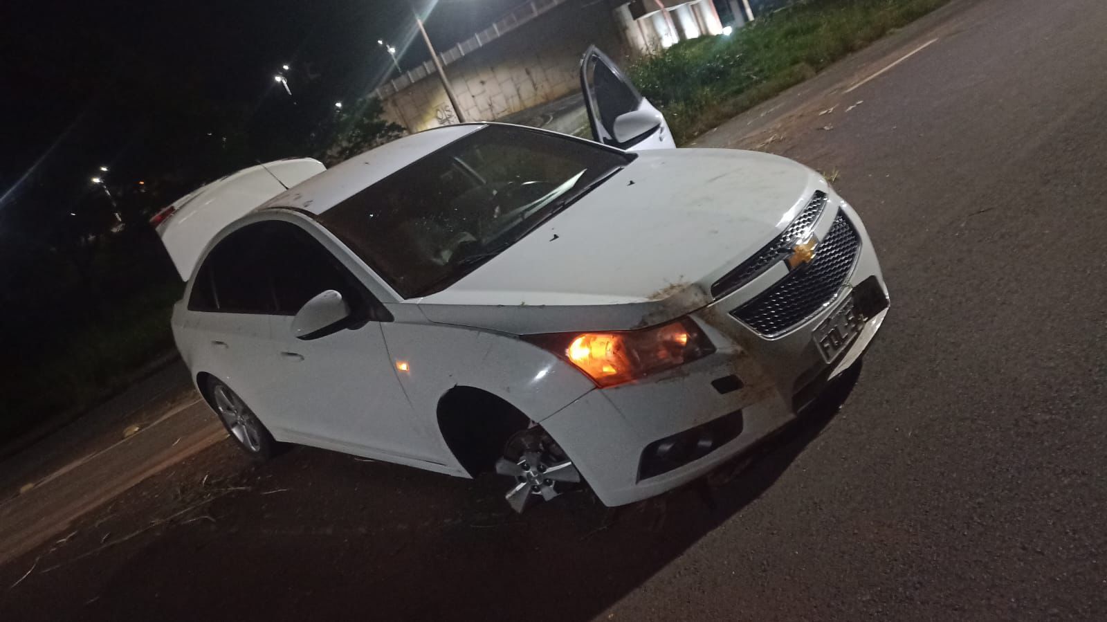 Motorista perde controle de carro e bate em poste de sinalização no anel viário