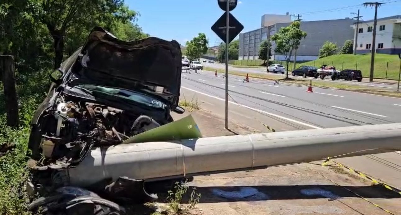 Motorista fica ferida após carro derrubar três postes no Anel Viário de Limeira
