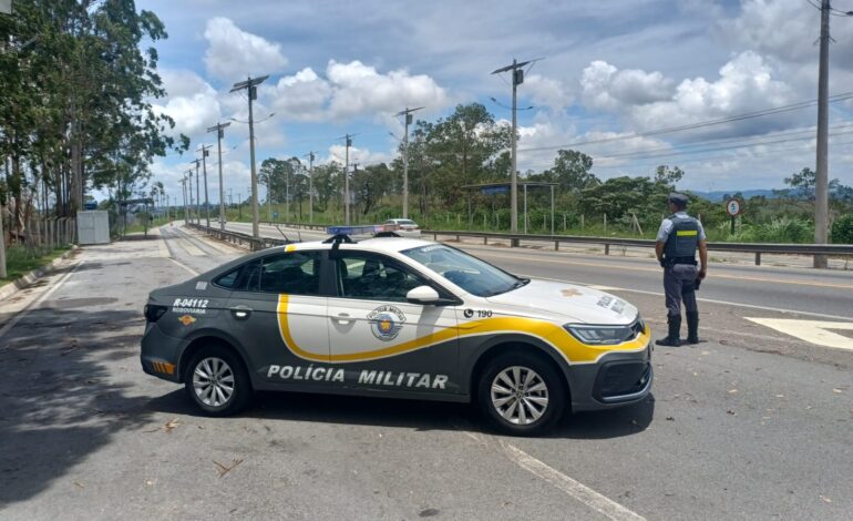 Caminhão tomba em acesso entre Anhanguera e Washington Luís e motorista é resgatado após longo trabalho