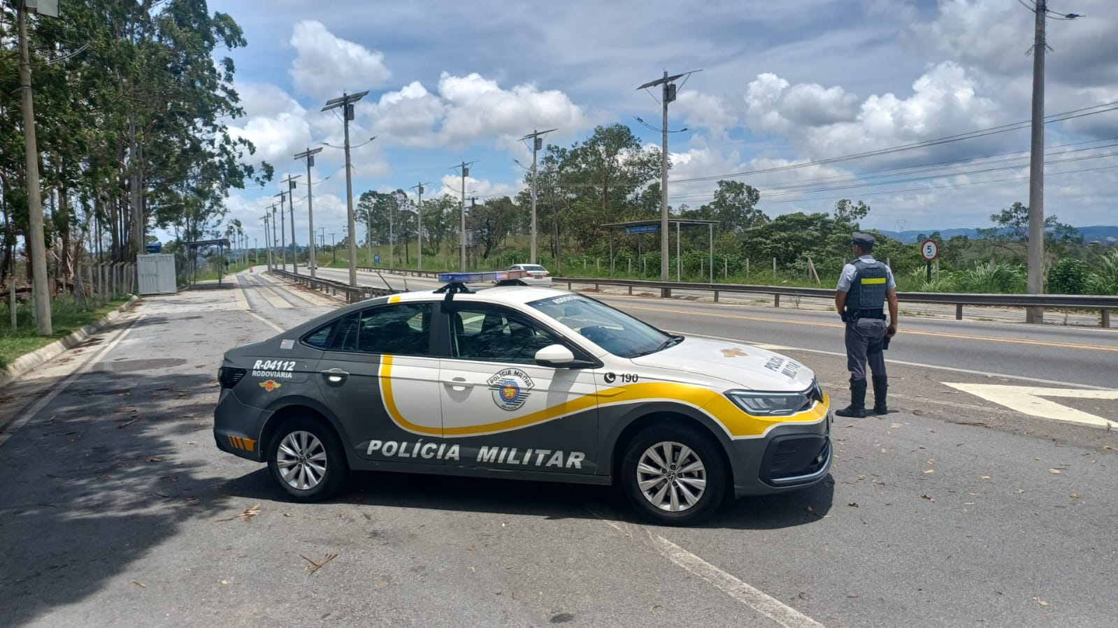Caminhão tomba em acesso entre Anhanguera e Washington Luís e motorista é resgatado após longo trabalho