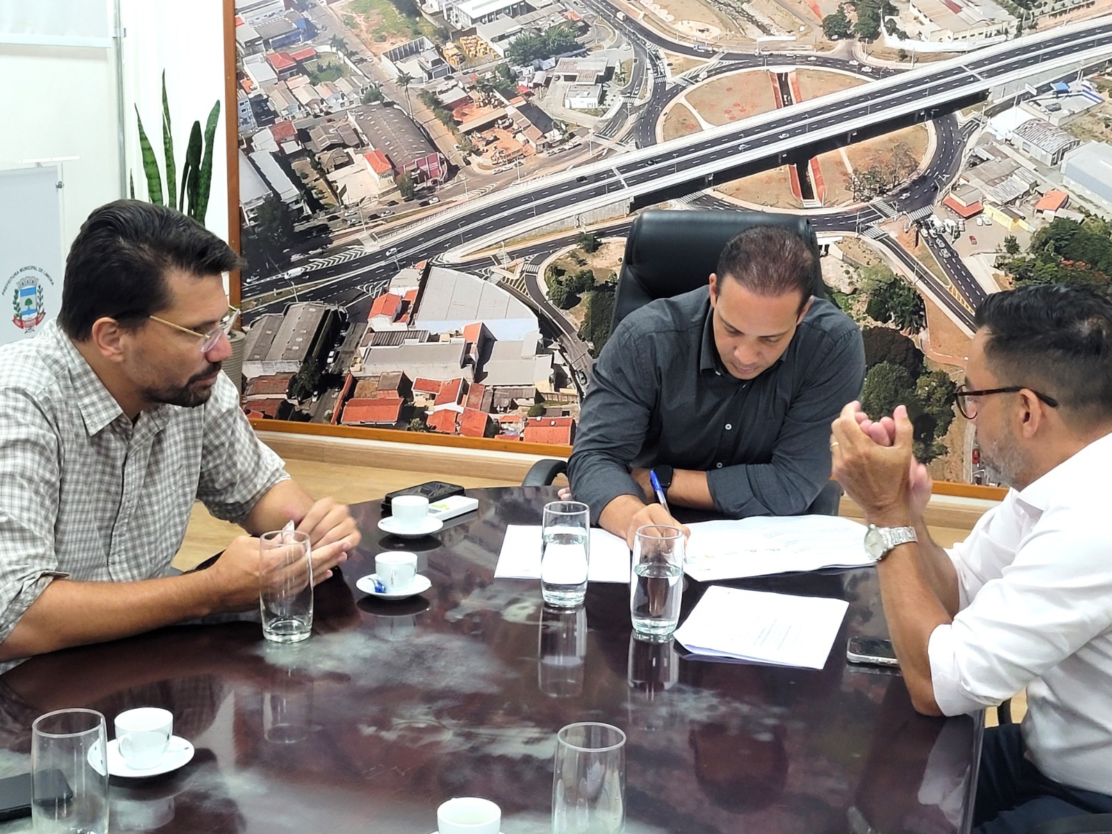 Prefeito de Limeira recebe secretário Rafael Benini para acompanhar obras da escola do Lagoa Nova