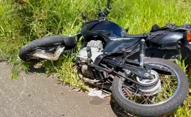Colisão entre ônibus e moto deixa jovem em estado gravíssimo na Avenida Fausto Steves do Santos