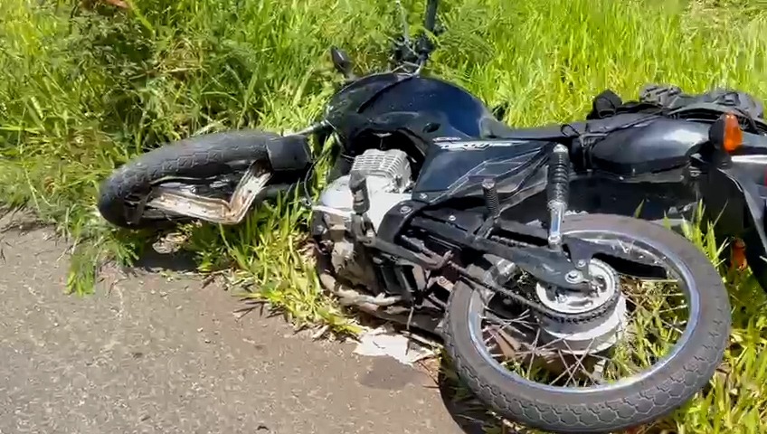 Colisão entre ônibus e moto deixa jovem em estado gravíssimo na Avenida Fausto Steves do Santos
