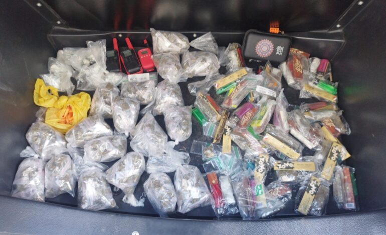 GCM encontra drogas e rádios comunicadores abandonados em condomínio de Limeira