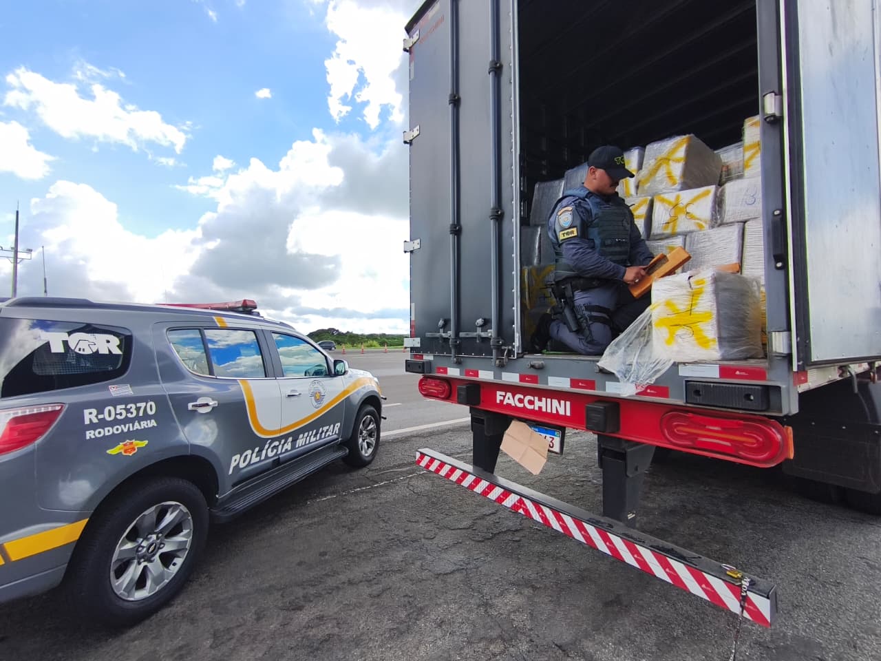PM Rodoviária apreende quase uma tonelada de maconha escondida em carga de óleo vegetal no interior de SP