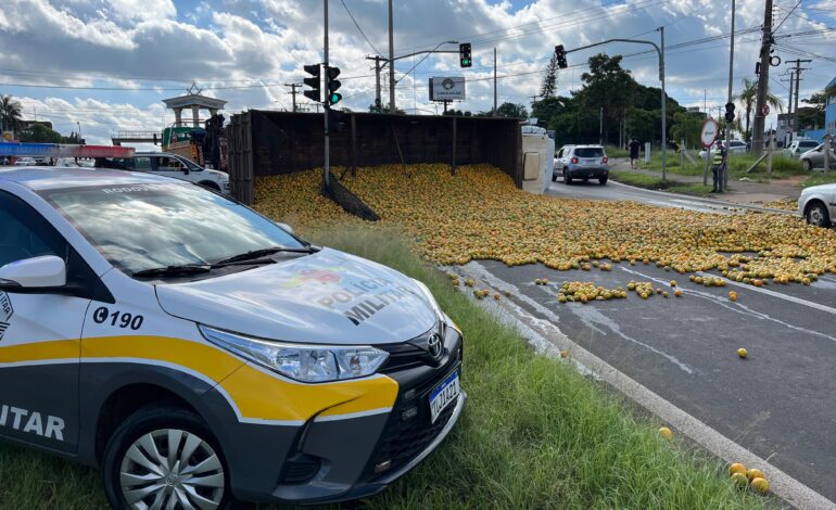 Caminhão carregado com laranjas tomba na SP-147 e provoca transtornos em Limeira