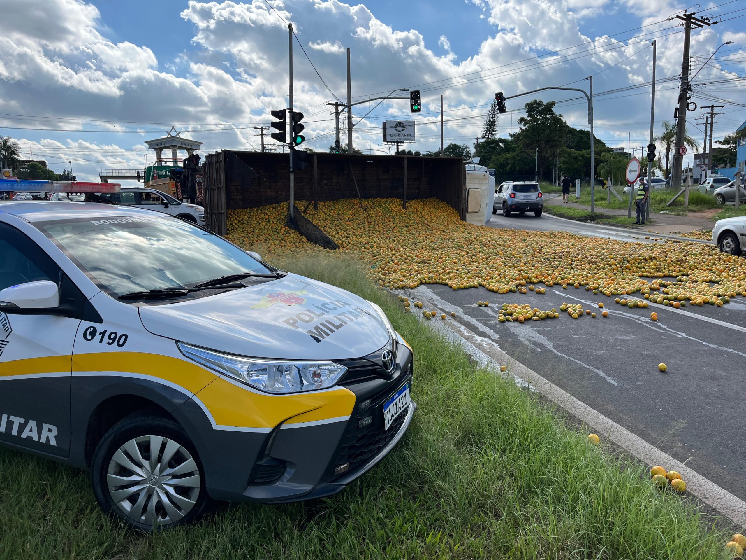 Caminhão carregado com laranjas tomba na SP-147 e provoca transtornos em Limeira