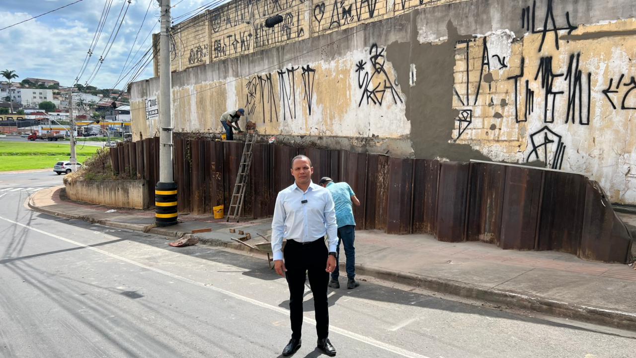 Everton Ferreira acompanha início dos reparos em muro que mantém alça do viaduto Barroca Funda interditada