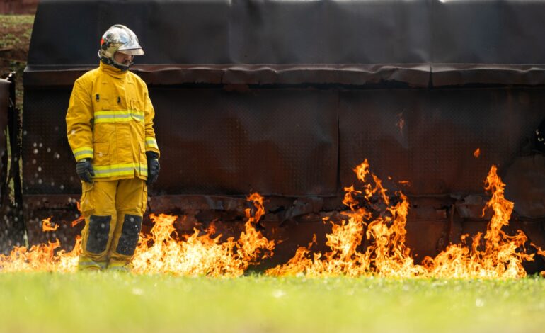 Caminhão com produto perigoso tomba e incêndio interdita rodovia no sentido Norte