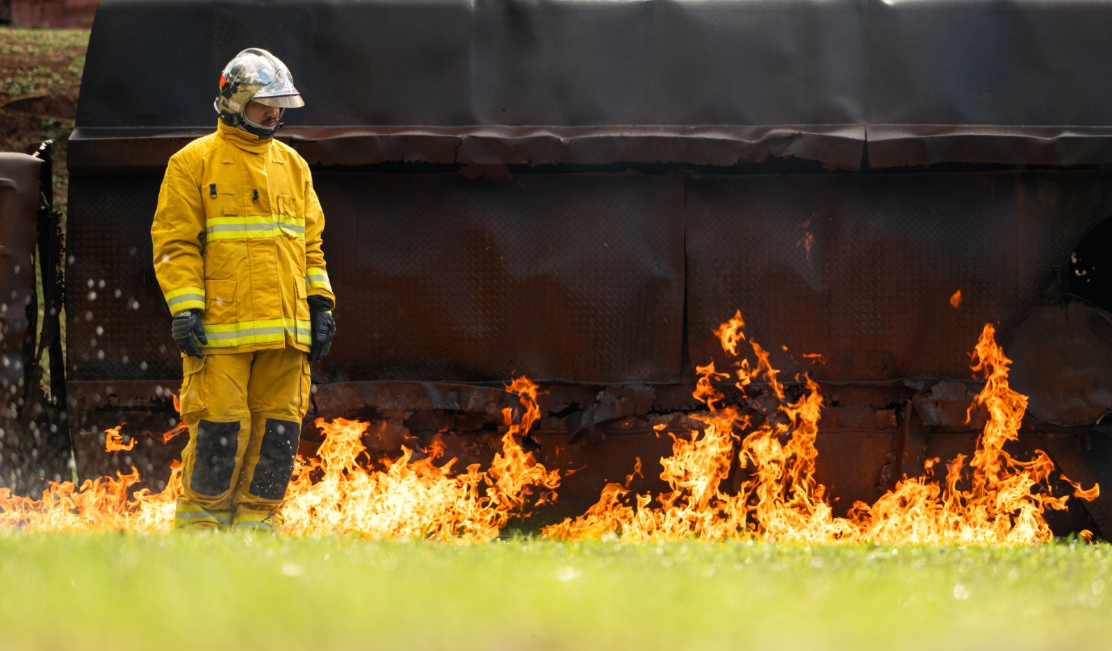 Caminhão com produto perigoso tomba e incêndio interdita rodovia no sentido Norte