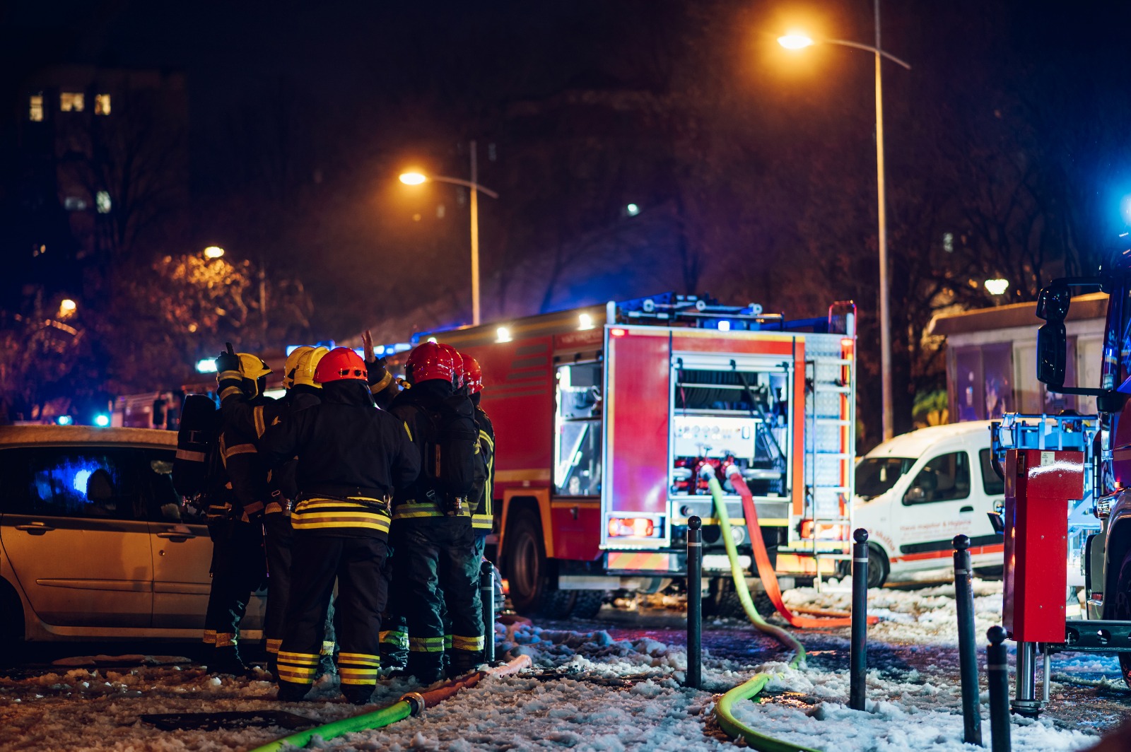 Veículo perde o controle, capota e atinge três carros no Cidade Jardim