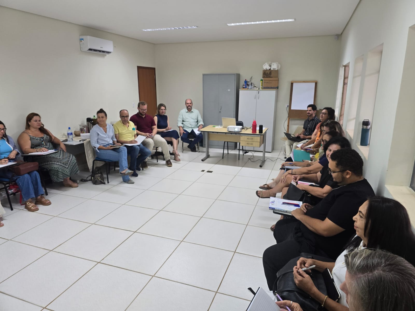 Secretaria de Educação realiza reunião de planejamento para ano letivo de 2026 em Iracemápolis