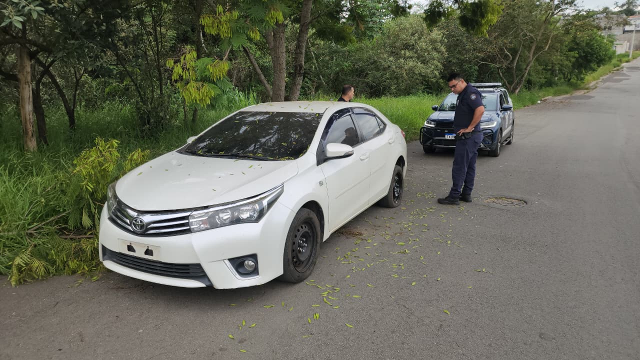 GCM encontra Corolla roubado com perfuração de tiro em bairro de Limeira