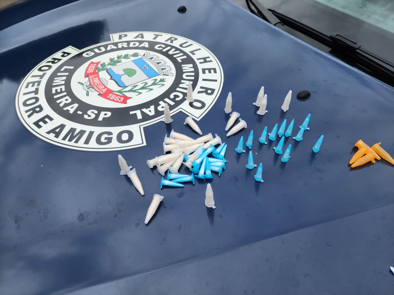 GCM apreende cocaína escondida em muro de escola durante ronda no Abílio Pedro