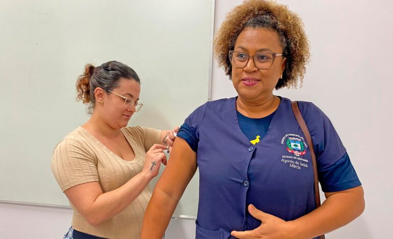 Agentes de saúde recebem primeiras doses da nova vacina contra a dengue em Limeira