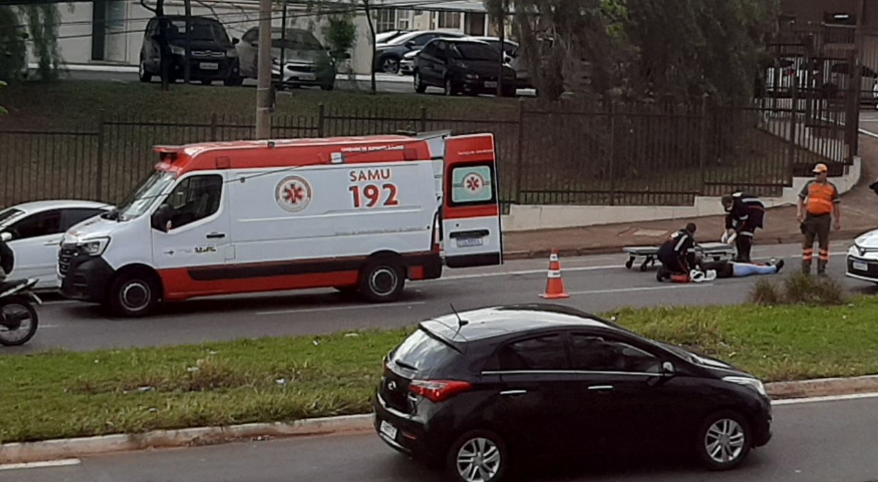 Motociclista fica ferida após queda na Avenida Dr. Lauro Corrêa da Silva