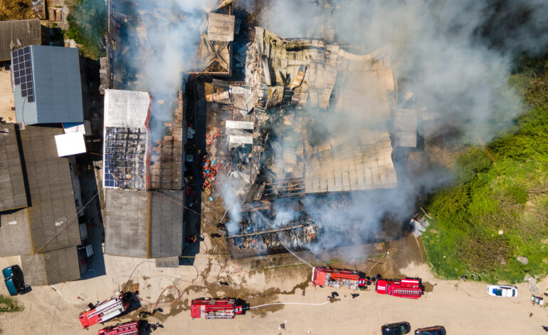 Incêndio em indústria mobiliza bombeiros de quatro cidades e deixa feridos em Indaiatuba