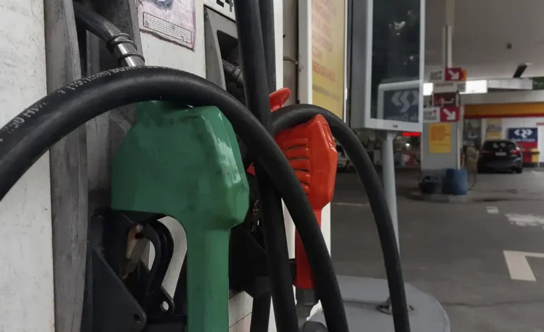 Preço da gasolina dispara e litro atinge R$ 9,99 no Brasil